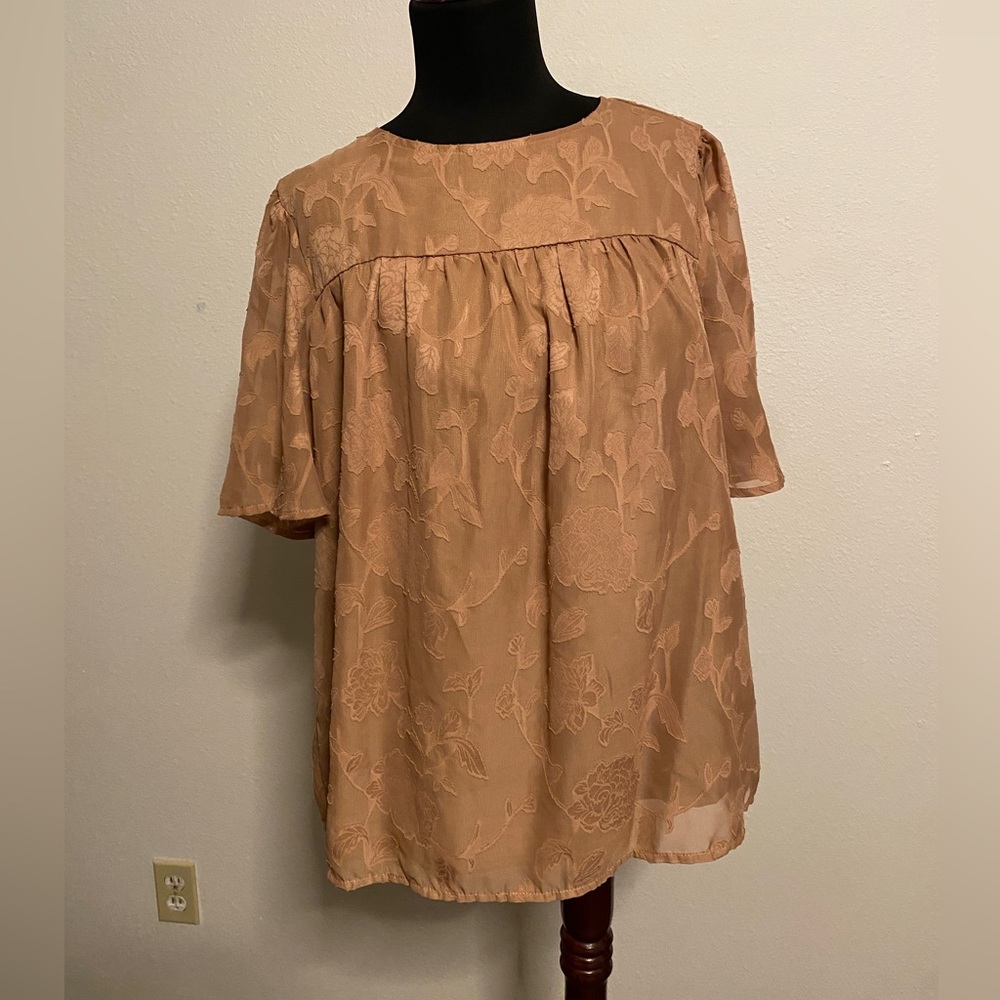 Tan loose fitting lightweight top size M Women’s